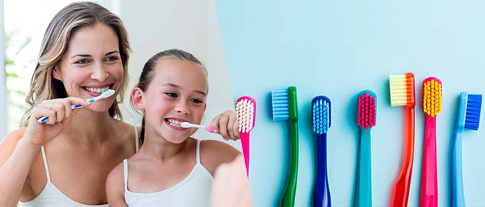 El papel del cepillado y uso del hilo dental